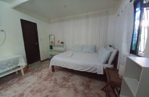 Catangnan House | Central locationStrong wifi +Spacious Ac room + 5 minutes walk to the beach