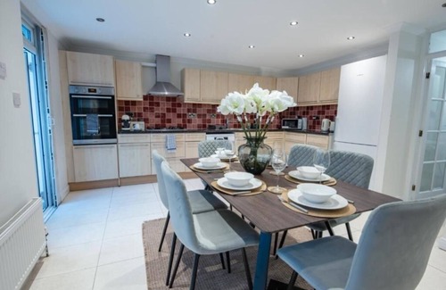 Swiss Cottage House | Central London House 10 mins Walk To Regents Park
