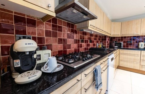 Swiss Cottage House | Central London House 10 mins Walk To Regents Park