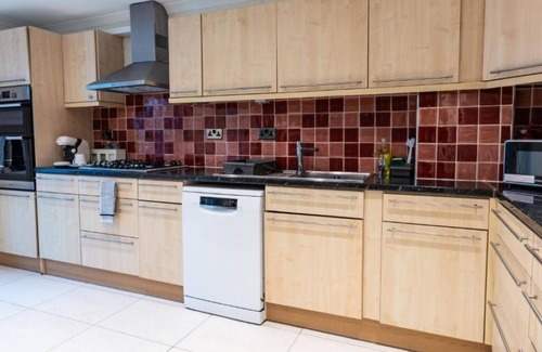 Swiss Cottage House | Central London House 10 mins Walk To Regents Park