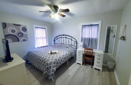 Southside House | Central Louisville Gem King Size Bed