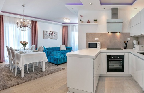 Split Apartment | Central Luxury Apartment Moonlight with private garage and an elevator