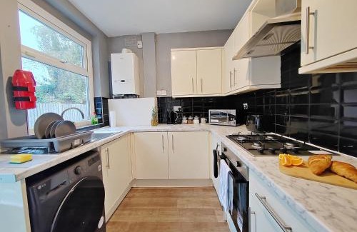 Rusholme House | Central Manchester Modern 4 Bed House - free parking