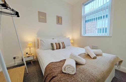 Rusholme House | Central Manchester Modern 4 Bed House - free parking