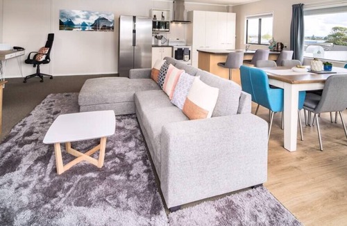 Manukau City Apartment | Central Manukau Escape