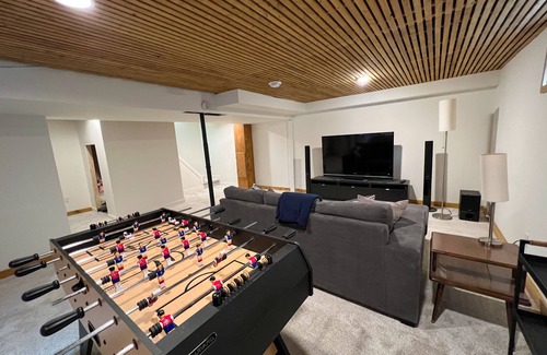 Tuxedo House | Central Mid-Century Modern Newly Renovated Bungalow