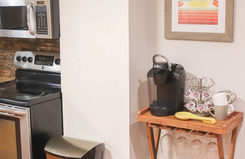 East Credit Apartment | Central Mississauga Modern Apartment | Free Parking