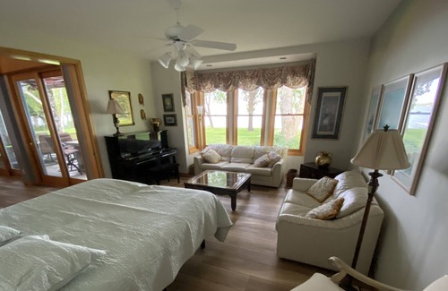 Hutchinson House | Central MN 4romantic ensuites jacuzzi beach sunset views pontoon handicap acc.