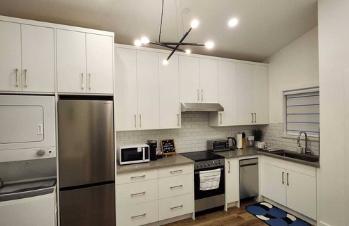 Sunset House | Central & Modern 2 Bedroom Whole House In Vancouver - 10 mins to DT & airport