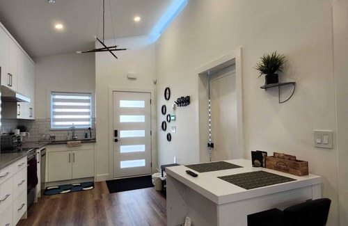 Sunset House | Central & Modern 2 Bedroom Whole House In Vancouver - 10 mins to DT & airport