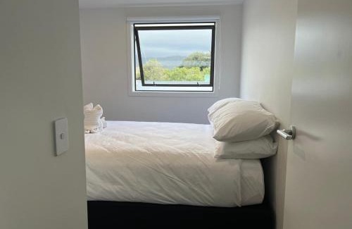 Lower Hutt House | Central Modern 3-Bedroom,3- Bathroom House with Patio and Carpark- Lower Hutt City Centre
