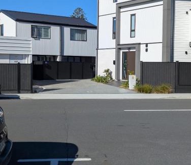 Lower Hutt House | Central Modern 3-Bedroom,3- Bathroom House with Patio and Carpark- Lower Hutt City Centre