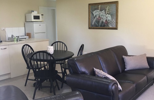 Hamilton North Apartment | Central, Modern Apartment on Minogue Park