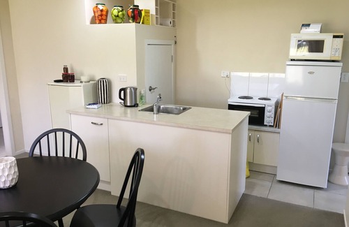 Hamilton North Apartment | Central, Modern Apartment on Minogue Park