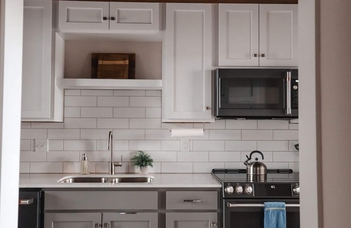 Bozeman Condo | CENTRAL Modern Condo! 4 Mins to Airport, Mins to Downtown Bozeman!