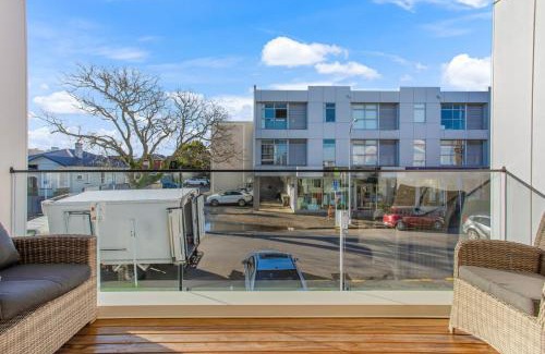 Epsom House | Central Modern Duplex Home near Cornwall Park