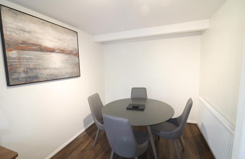 Greenhithe Apartment | Central Modern House, Greenhithe