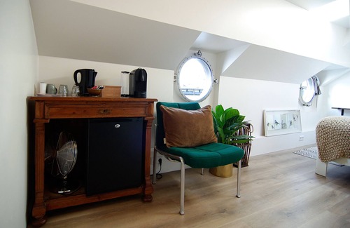 Spaarndammer en Zeeheldenbuurt Boat Rental | Central & Modern studio on Eco-Houseboat Excelsior!
