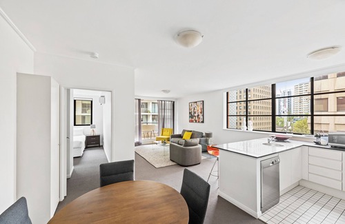 North Sydney Apartment | Central modern North Sydney 2 bed apartment with gym and pool