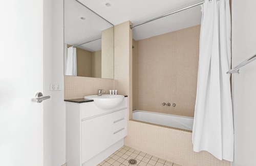 North Sydney Apartment | Central modern North Sydney 2 bed apartment with gym and pool