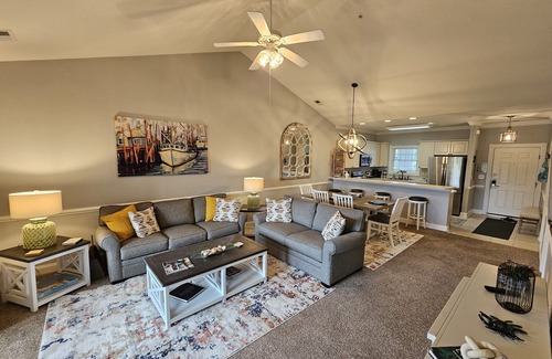 Central Myrtle Beach Condo | Central Myrtle, relaxing 2BR Condo on Golf Course – 1 Mile from the Beach!