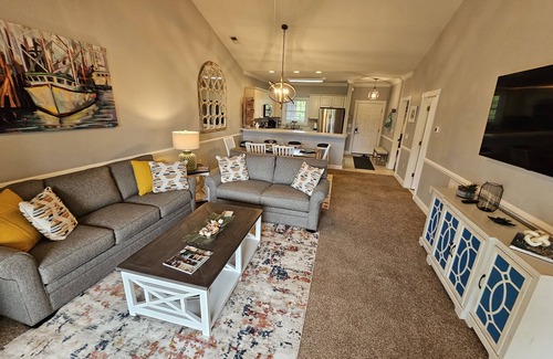 Central Myrtle Beach Condo | Central Myrtle, relaxing 2BR Condo on Golf Course – 1 Mile from the Beach!
