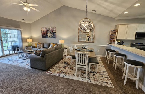 Central Myrtle Beach Condo | Central Myrtle, relaxing 2BR Condo on Golf Course – 1 Mile from the Beach!