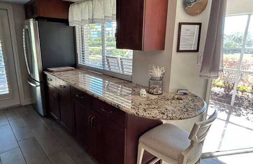 Central Naples Condo | Central Naples Condo (1 E) Close to beach.