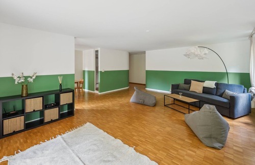 Hirslanden Apartment | Central Oasis: Spacious & Quiet Flat