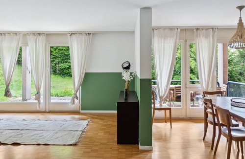 Hirslanden Apartment | Central Oasis: Spacious & Quiet Flat