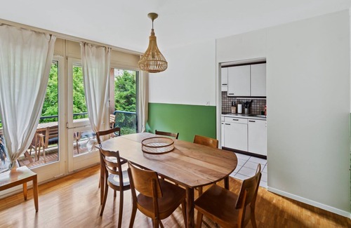 Hirslanden Apartment | Central Oasis: Spacious & Quiet Flat