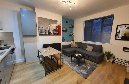 Peterborough Apartment | Central PE1 Modern Appt WiFi TV Kitchen Comfort