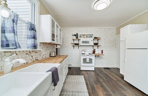Manistee House | Central & Peaceful 3-bed home with a fireplace