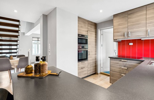 Egersund Apartment | Central Penthouse 3-bedroom apartment with dedicated office setup