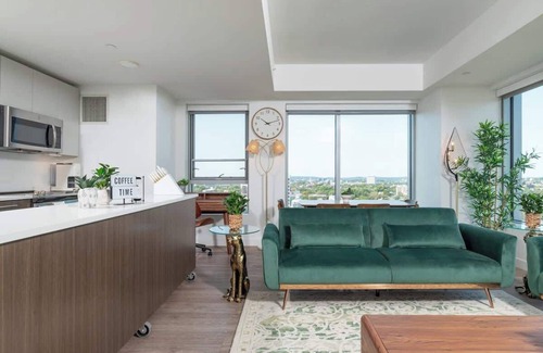 Central Square Apartment | Central Penthouse City Skyline Views, Gym sleep 8
