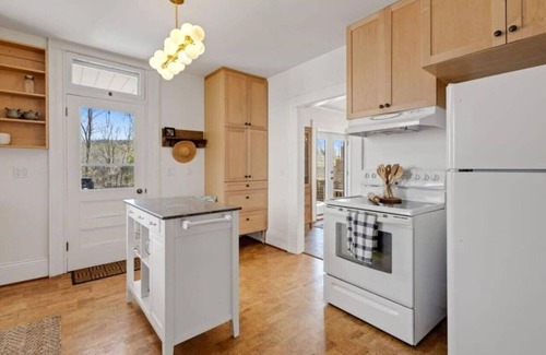 Prince Edward House | Central Picton, Games Room and steps from town!