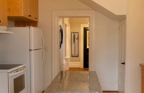 Prince Edward House | Central Picton, Games Room and steps from town!