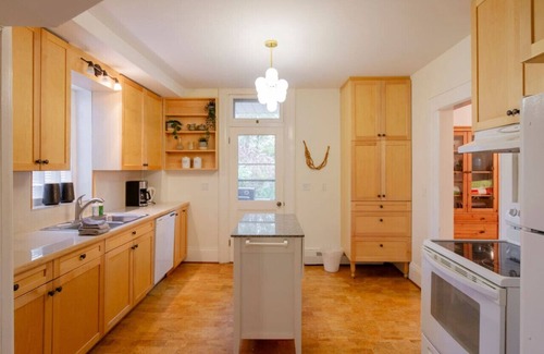 Prince Edward House | Central Picton, Games Room and steps from town!