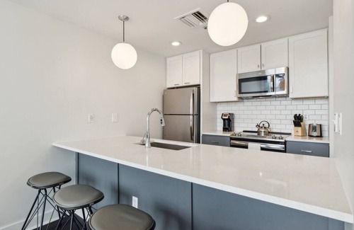 Downtown Pittsburgh Hotel | Central Pittsburgh | Spacious Stay w/Kitchen | Walk to Andy Warhol Museum