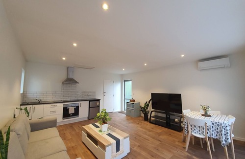 Auckland House | Central - Private and Quiet King Suite Unit