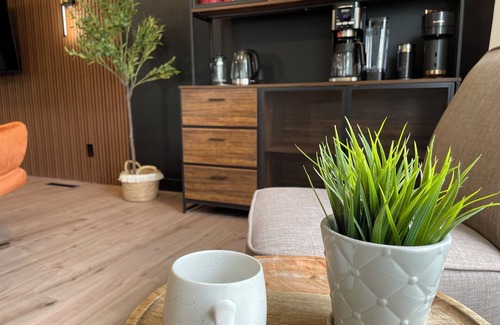 North Central Edmonton House | Central property/NAIT/Royal Alex hospital/Rogers place/WEM/Sleeps 16