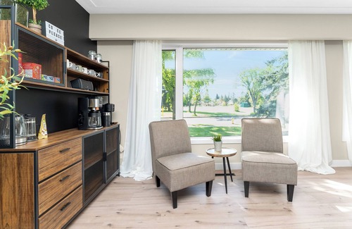North Central Edmonton House | Central property/NAIT/Royal Alex hospital/Rogers place/WEM/Sleeps 16