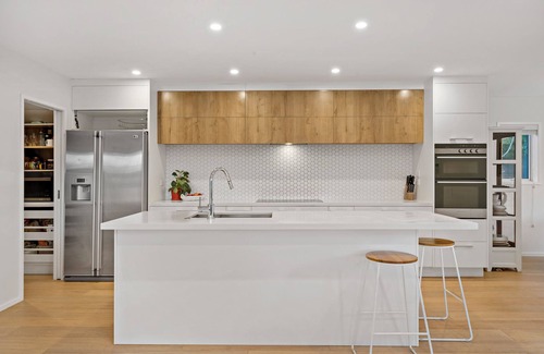 Western Springs House | Central, quiet 4 bedroom home near city, beaches, parks, zoo and kids museum.