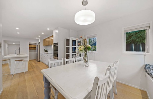 Western Springs House | Central, quiet 4 bedroom home near city, beaches, parks, zoo and kids museum.