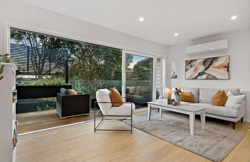 Western Springs House | Central, quiet 4 bedroom home near city, beaches, parks, zoo and kids museum.