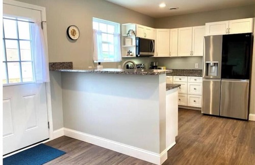 Bluff City House | Central, Quiet Luxury Home in northeast TN. 3 Beds + Desks. King, Queen, Twin