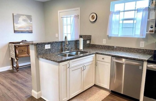 Bluff City House | Central, Quiet Luxury Home in northeast TN. 3 Beds + Desks. King, Queen, Twin