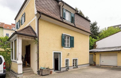 Jakomini Apartment | Central, quiet oasis with garden and parking lot