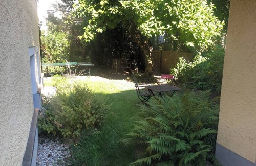 Jakomini Apartment | Central, quiet oasis with garden and parking lot