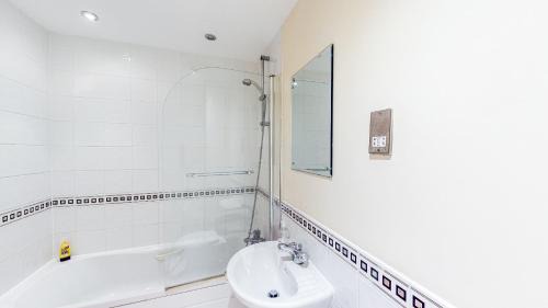 Reading City Centre Apartment | Central Reading Canal Side Apartment sleeps 4 with Parking